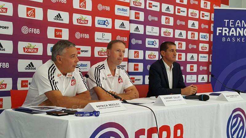 Patrick Beesley, Vincent Collet et Jean Pierre Siutat lors de la conférence de presse de l'Equipe de France - GKI/FFBB