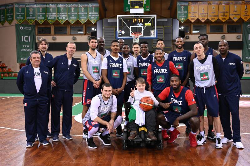 L'Equipe de France avec Antonin (11 ans) - Photo : Bellenger/IS/FFBB