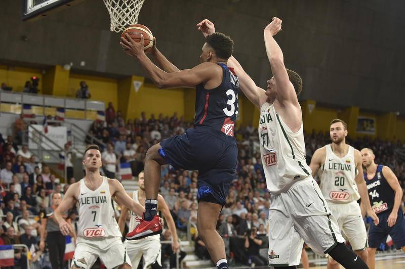 Les Bleus offrent un récital offensif au public d'Orléans